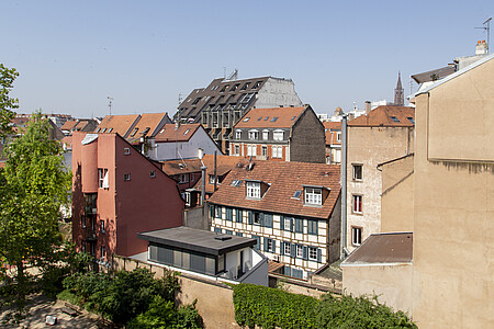 ... et offre une vue imprenable sur les toits de la Krutenau, et la cathédrale en arrière-plan.